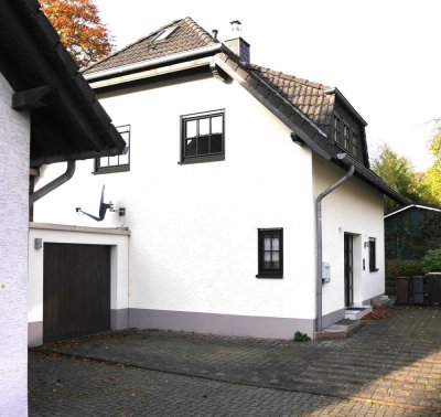 Gepflegtes Haus mit Garage in ruhiger Umgebung