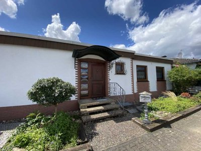 *NEU* LIEBEVOLL GEPFLEGTES EINFAMILIENHAUS IM STIL EINES WINKELBUNGALOWS IN RUHIGER SONNENLAGE!