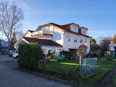 Herrliche 3-Zimmer-Dachgeschosswohnung mit großer Terrasse und Carport, zum 01.08.2025 bezugsfrei