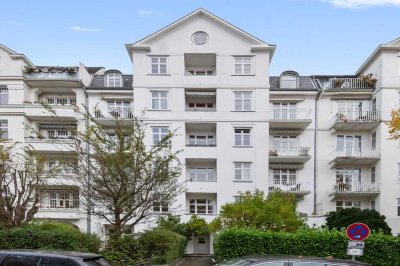 Altbau-Maisonette über den Dächern von Eimsbüttel. Licht, Weitblick und hanseatische Eleganz auf