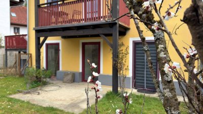 Ländlich wohnen und dennoch zentral – Große 2-Zimmer-Mietwohnung mit Garten und Autoabstellplatz.