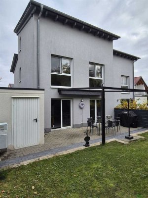 Modernes Haus mit klaren Strukturen -Wärmepumpe