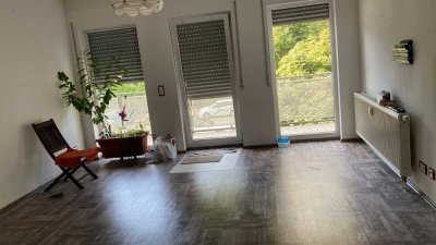 Zentral und hochwertig: 2 Zimmer-Wohnung; Einkaufsmöglichkeiten, Bus und Bahnhof in Fußreichweite