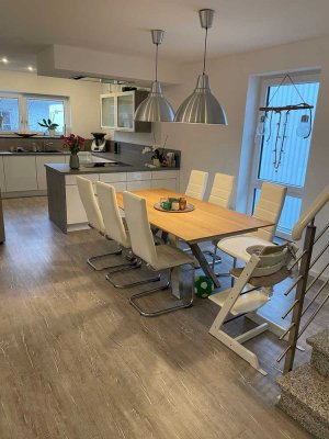 Geräumige, modernisierte 5-Raum-Wohnung mit geh. Innenausstattung mit Balkon und EBK in Niederkassel