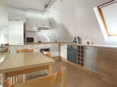 Charmante Studiodachwohnung mit Einbauküche +Wendetreppe in einer Villa
