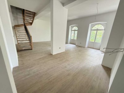 ERSTBEZUG! Große, sonnige 3-Raum-Maisonettewohnung mit Balkon, offener Küche, Gäste-WC & Stellplatz!