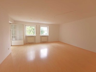 Hübsche 3-Zimmer-Erdgeschosswohnung mit Balkon und Einbauküche in Eggenfelden