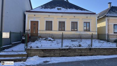 Altes, bäuerliches Haus mit 4 Zimmern, uneinsehbaren Garten und viel Potential