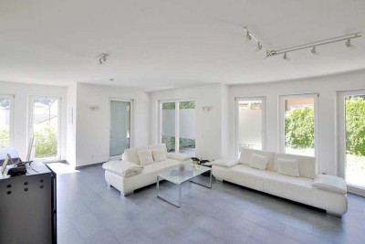 Helle Räume, weite Träume – Einfamilienhaus in Birkenfeld, Garten, Garagen, Balkone, Küche inklusive