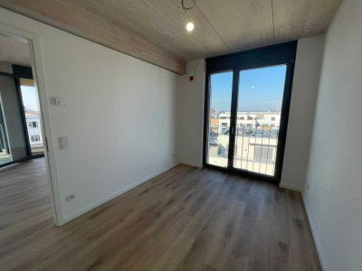 ERSTBEZUG in unserem HOLZ-HAUS! Lichtdurchflutete 3-Zimmer-Wohnung mit Dusche im 1.OG