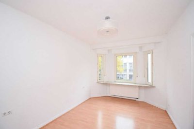 Vollständig renovierte Drei-Zimmer-Altbauwohung mit Balkon!