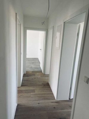Helle 2 Zimmer, Küche, Bad,  Wohnung mit kleinem Balkon