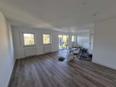 HÜBSCH SANIERTE WOHNUNG MIT XL BALKON HOFSEITIG, NEUES DUSCHBAD, NEUE BODENBELÄGE.