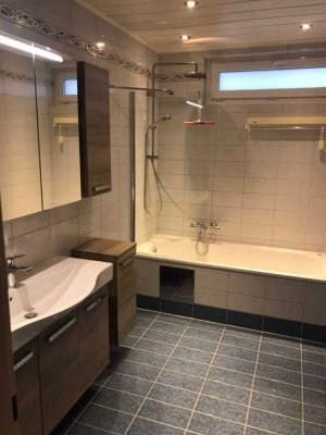 Freundliche und sanierte 3-Raum-Wohnung mit gehobener Innenausstattung mit Einbauküche in Husum