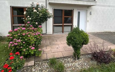 Helle, renovierte 2,5-Zimmer-Einliegerwohnung mit großer Terrasse im Grünen