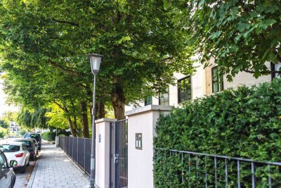 Eingebettet vom Grün des Herzogparks