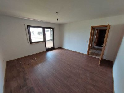 Ruhige, modernisierte 2-Zimmer-EG-Wohnung mit Balkon und Einbauküche in Kirchham