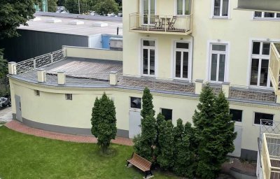 Bezugs- und provisonsfreie Altbauwohnung mit großer sonniger Dachterrasse am Nordrand Prenzl Berg