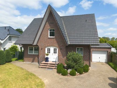 Lichtdurchfluteter Friese mit Gartenidylle bei Hamburg