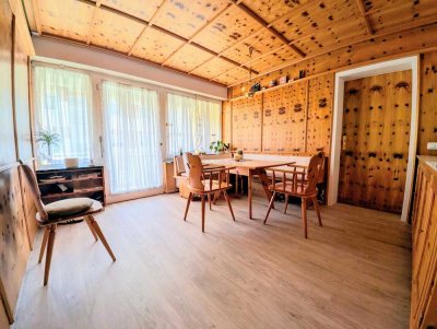 Wohnen mit Charakter: Großzügige, helle Wohnung mit Zirbenholz-Stube, Südloggia und Garage
