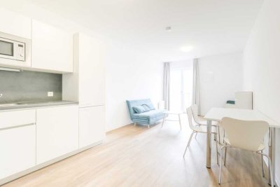 Stilvoll möblierte 3-Zimmer-Wohnung mit moderner Küche und Duschbad.