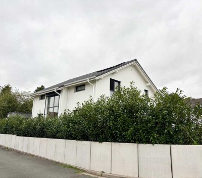 von Privat: Exklusives Einfamilienhaus mit moderner Architektur