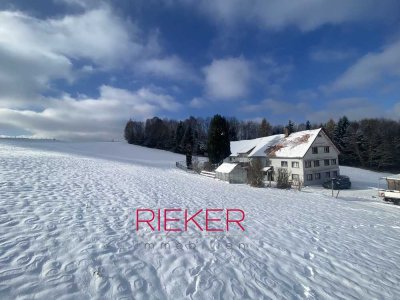 LAGE!  Bauernhaus auf der Anhöhe über dem Dorf –  mit Privatsphäre und eigenem Panoramaweg.