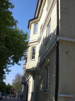 Altbauwohnung 3 ZKB mit Loggia (Rosenau-/Thelottviertel)