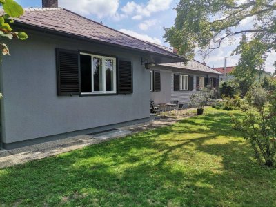 Wohnen in einem geräumigen Bungalow in Strasshof - Perfekt für Wohnen und Arbeiten für nur 550.000€!