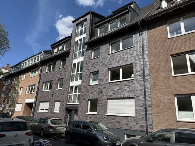 4 Zi - Hochparterre- Wohnung mit eigenem Garten und Balkon , neuer Luxus Küche,