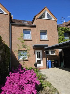 *RESERVIERT* Familienfreundliches Reihenhaus mit sonniger Terrasse, Balkon, Keller und Carport