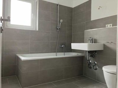 ++ Erstbezug nach Modernisierung + 4 Zimmer + EBK + Wannenbad + Gäste-WC + großzügiger Balkon ++