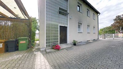 Charmantes Zweifamilienhaus mit grünem Gemeinschaftsgarten und ruhigem Wohnkomfort