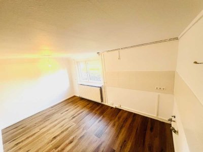 Helle und großzügig geschnittene 2-Zimmer Wohnung in einem freistehenden 2-Familien Haus in ruhiger