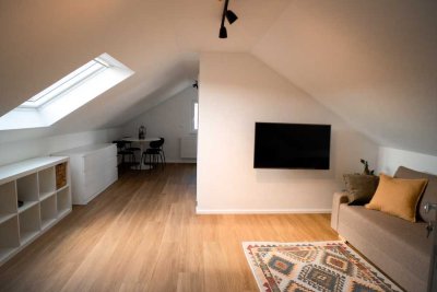Schöne voll-möblierte Dachgeschosswohnung Nähe Hauptbahnhof / Messe Karlsruhe