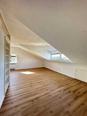 Helle und renovierte 2-Zimmer Dachgeschosswohnung
