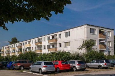 Wohnen im Grünen: Gepflegte Wohnung mit Badewanne und Loggia