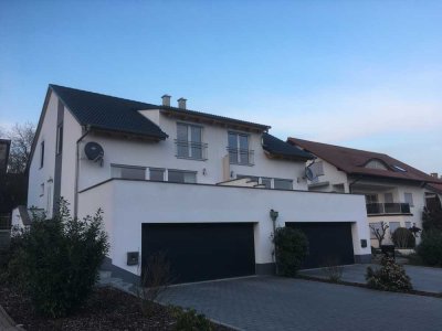 Moderne Doppelhaushälfte mit sehr großer Doppelgarage in ruhiger Lage