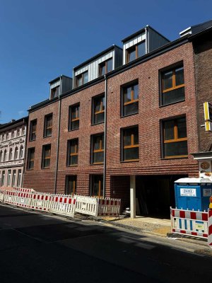 Erstbezug mit Küche: Stilvolle 2 Zi. Erdgeschosswohnung in zentraler Lage