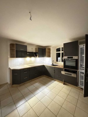 ! 2 Monate mietfrei ! **Platz für die ganze Familie** Geräumige 3-Raum Wohnung mit Einbauküche