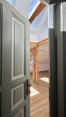Exklusive Dachgeschosswohnung · Erstbezug mit Holzbalken · Garten & Parkplatz inklusive
