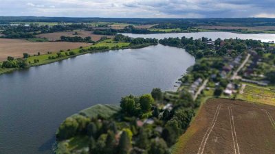 Großes Ferienhaus mit Terrasse: Seezugang mit eigenem Steg auf Eigentumsland