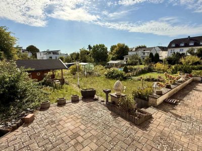 Wohnhaus mit zwei separaten Wohnungen: Zentrale Lage, Garten, Terrasse & Balkon