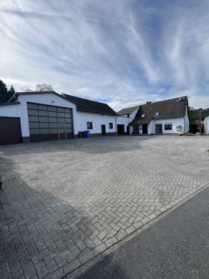 Zweifamilienhaus mit moderner Halle/ Wohn- und Geschäftshaus