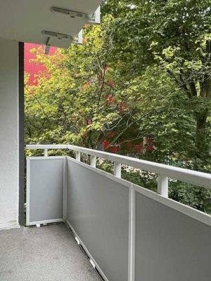 2,5-Zimmer-Wohnung mit neuem Laminatboden und Balkon in Birth