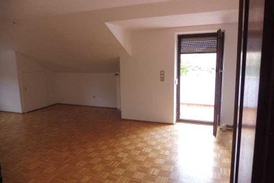 Schöne 2,5-Zimmer-Dachstudio-Wohnung  mit Balkon