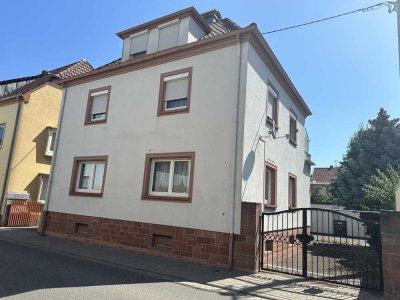Gepflegtes Zweifamilienhaus mit Mansardenzimmer in LD/Queichheim