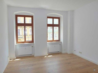 Sehr schöne und frisch renovierte Singlewohnung mit neuem Laminat "Dielenoptik", großer Küche & N...