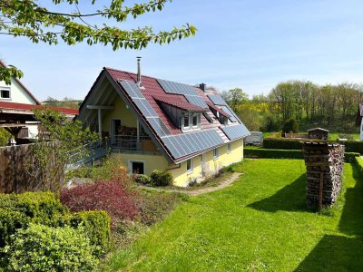 Preisanpassung! 
Energetisch modernisiertes Ein- bzw. Zweifamilienhaus mit Doppelgarage und Garten!