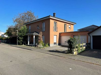 Grosszügiges Wohnhaus mit Doppelgarage und Doppelcarport in Kehl